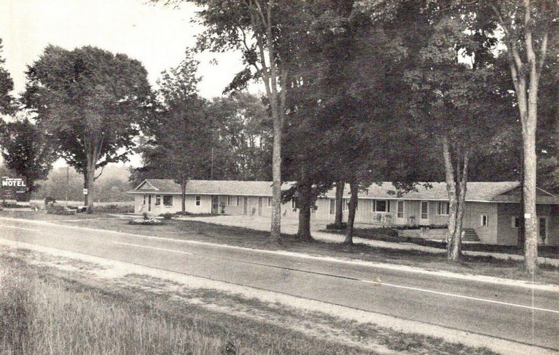 Sunny Woods Resort (Lances Sunny Woods Motel) - Vintage Postcard (newer photo)